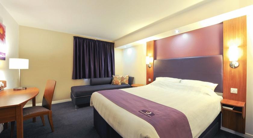Premier Inn High Wycombe/Beaconsfield Exterior photo