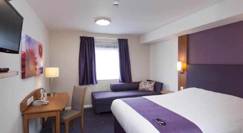 Premier Inn High Wycombe/Beaconsfield Exterior photo