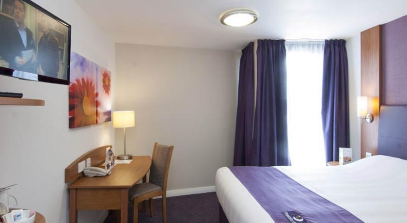 Premier Inn High Wycombe/Beaconsfield Exterior photo