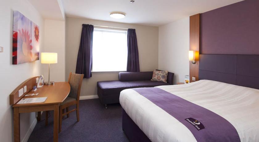 Premier Inn High Wycombe/Beaconsfield Exterior photo