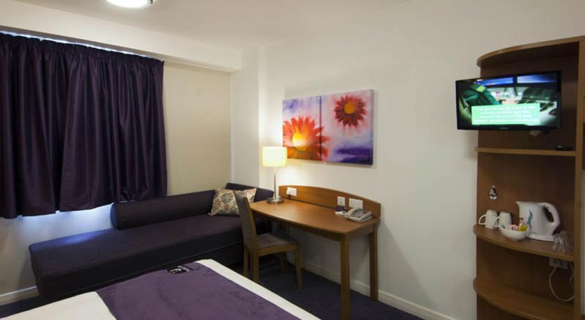 Premier Inn High Wycombe/Beaconsfield Exterior photo