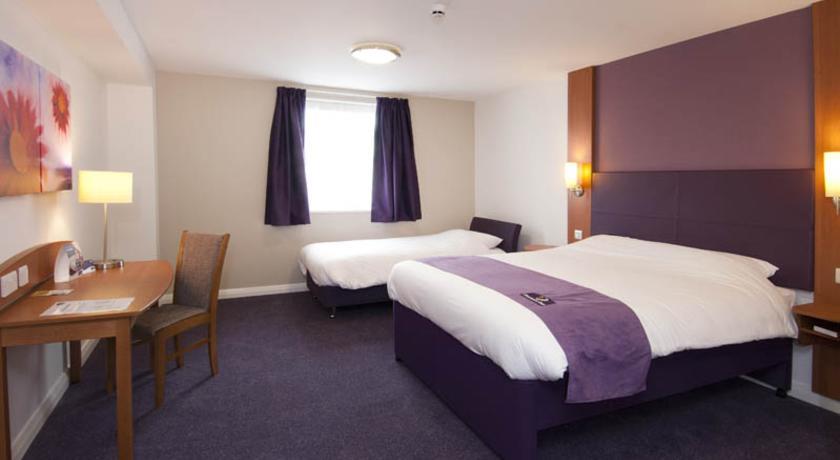 Premier Inn High Wycombe/Beaconsfield Exterior photo