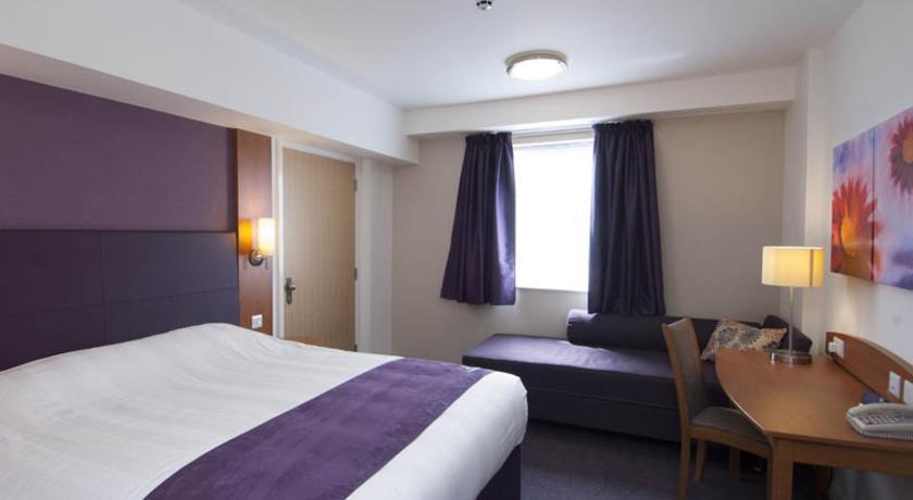 Premier Inn High Wycombe/Beaconsfield Exterior photo