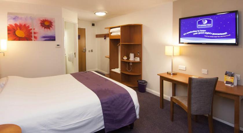 Premier Inn High Wycombe/Beaconsfield Exterior photo