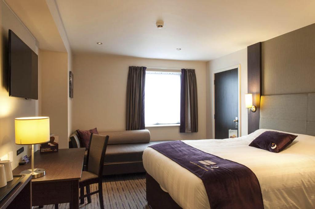 Premier Inn High Wycombe/Beaconsfield Exterior photo
