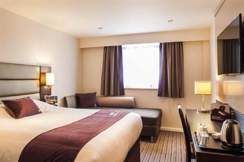 Premier Inn High Wycombe/Beaconsfield Exterior photo