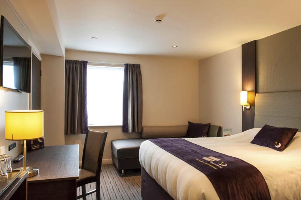 Premier Inn High Wycombe/Beaconsfield Exterior photo