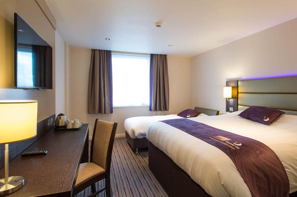 Premier Inn High Wycombe/Beaconsfield Exterior photo