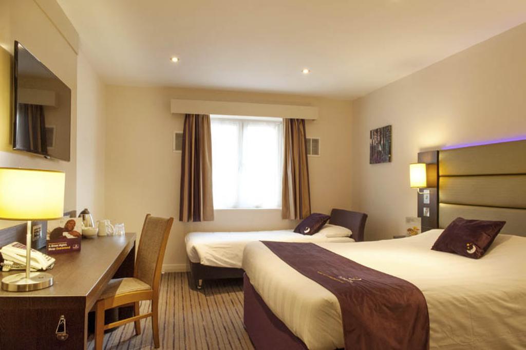 Premier Inn High Wycombe/Beaconsfield Exterior photo