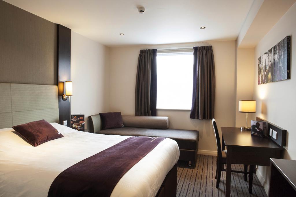 Premier Inn High Wycombe/Beaconsfield Exterior photo