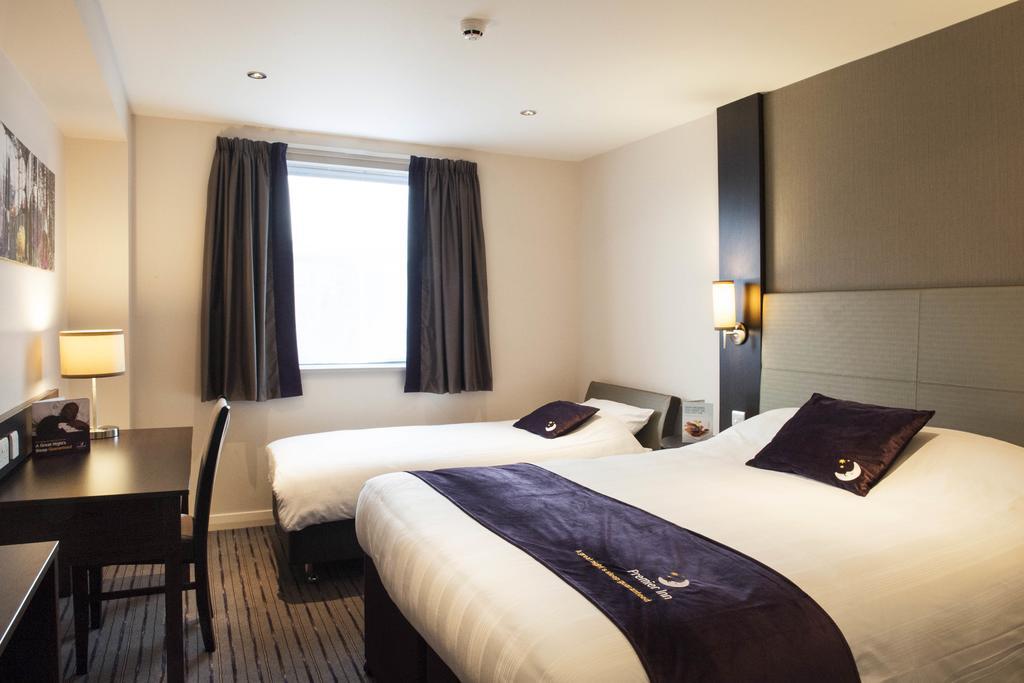Premier Inn High Wycombe/Beaconsfield Exterior photo
