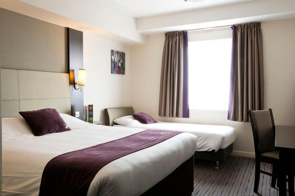 Premier Inn High Wycombe/Beaconsfield Exterior photo