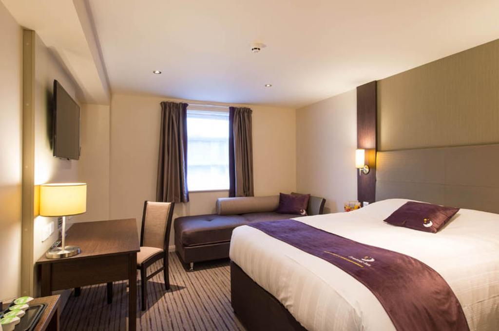 Premier Inn High Wycombe/Beaconsfield Exterior photo