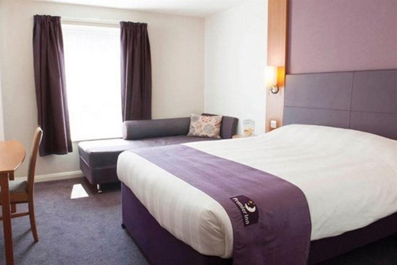 Premier Inn High Wycombe/Beaconsfield Exterior photo