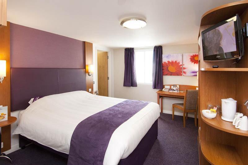 Premier Inn High Wycombe/Beaconsfield Exterior photo